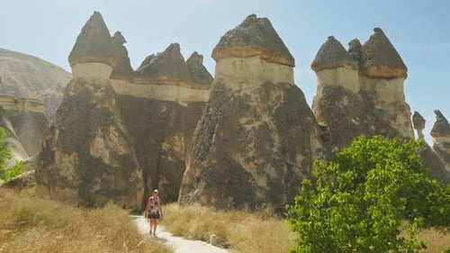 Touristinnen erkunden die einzigartige Felsformation Kappadokien