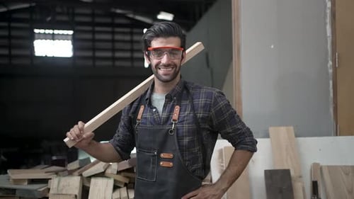 Carpenter arbeitet in der Werkstatt.