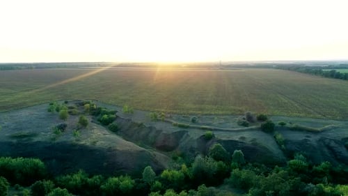 Luftaufnahme des weitläufigen Feldes bei Abendsonne