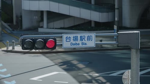 Semáforo passando do vermelho para o verde no cruzamento em Daiba, Tóquio. Fechar