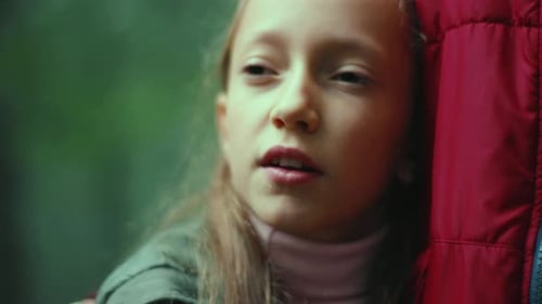Gesicht aus nächster Nähe Vater und Tochter stehen am Herbstwochenende im Wald und kommunizieren und die Natur genießen