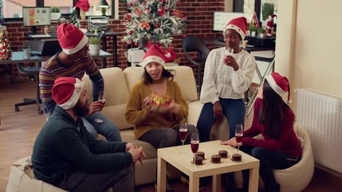 Diversos colegas trocando presentes de Natal em uma festa festiva