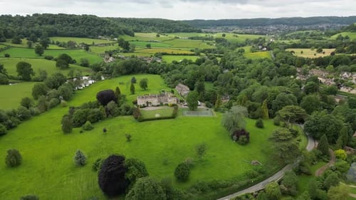 Vidéo aérienne au-dessus d'Uley, Royaume-Uni