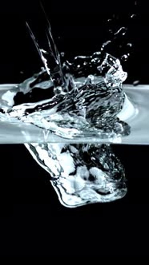 Wasserspritzer in Superzeitlupe mit Luftblasen, gefilmt auf einer Hochgeschwindigkeitskamera mit 1000 Bildern pro Sekunde
