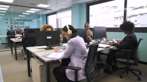 Empresários ocupados trabalhando em mesas de computador no Creative Office