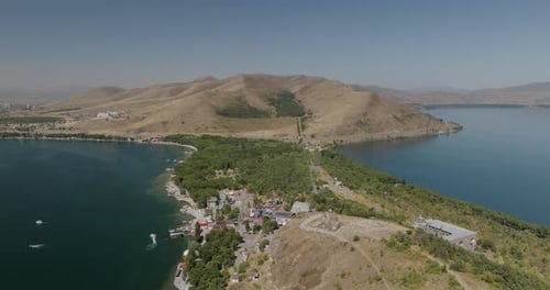 Vue aérienne de la péninsule du lac Sevan, Arménie.