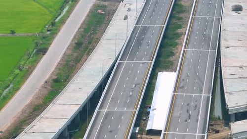 Autobahn-Straßenbaustelle aus Drohnen-Luftbild