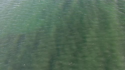 vue aérienne de l'eau bleue éclatante