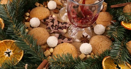 Composition festive sur le thème de Noël avec du vin chaud