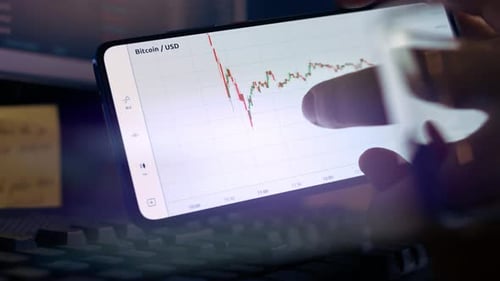 Gráfico de preços de criptomoedas Bitcoin na tela do celular Preço futuro da criptomoeda