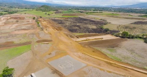 Un sitio de construcción completamente plano antes del comienzo de las obras, superficie seca. Zumbido aéreo