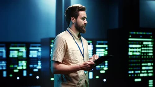 Ingenieur überprüft Datenspeichersysteme für Unternehmens-Workloads mit Serverschränken