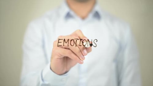 Emotionen, Mann schreibt auf transparentem Bildschirm