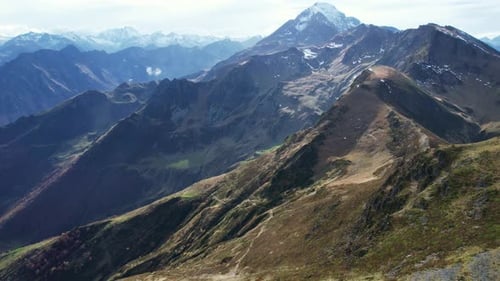 Vue majestueuse sur les montagnes des Pyrénées avec de superbes sentiers et aventures