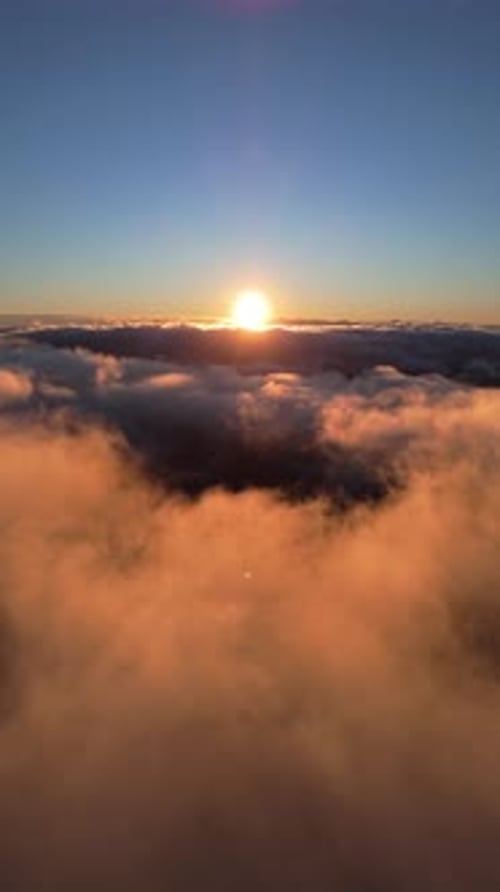 Coucher de soleil majestueux au-dessus des nuages avec une lueur dorée sereine