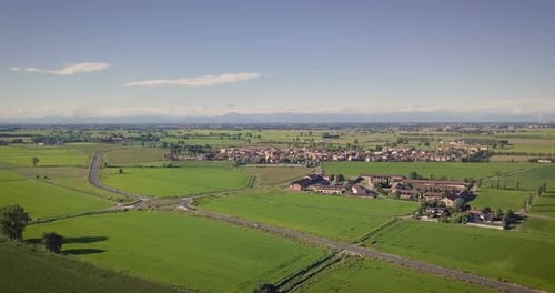 Em um dia ensolarado, bela vista de uma vista aérea, vista de um drone, vista de cima de uma pequena cidade