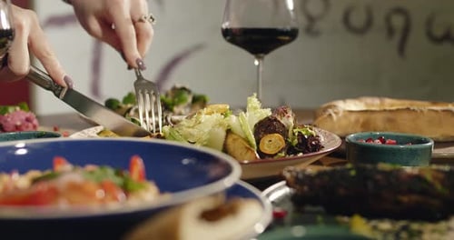 Nahaufnahme von Frauenhänden, die frischen östlichen Salat essen, georgische Nationalküche, Essen auf dem Tisch in