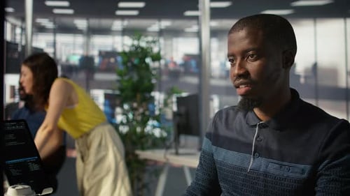 Gros plan d'un administrateur système effectuant l'assurance qualité logicielle avec une tablette