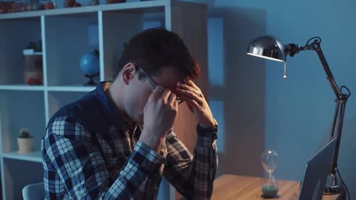 Un jeune homme travaille tard le soir dans un environnement de travail moderne et efficace
