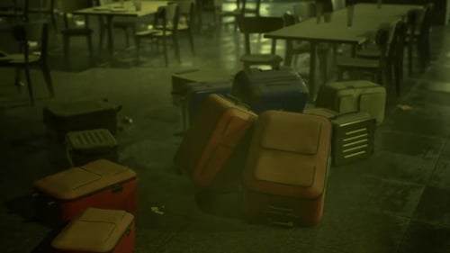 Cantine silencieuse avec chaises empilées et contenants résistants aux intempéries | Preuve de fermeture