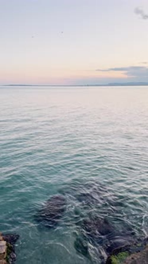Küstenlandschaft Schöne Aussicht auf das Meer, Wellen, Steine und Felsen, Vertikaler Videohintergrund