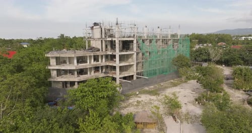 Vista aérea de un edificio de hormigón sin terminar en construcción en Moalboal
