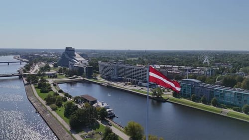 Luftaufnahme des Flusses Daugava und des modernen architektonischen Meisterwerks, der Nationalbibliothek von
