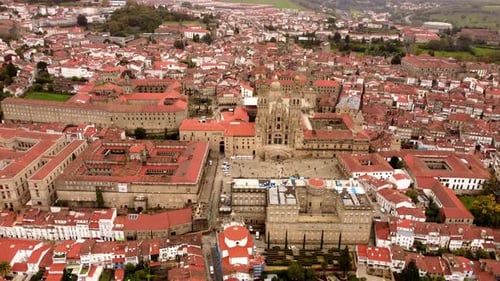 Luftbild von Santiago de Compostela des alten historischen Stadtzentrums mit gotischer christlicher Kathedrale