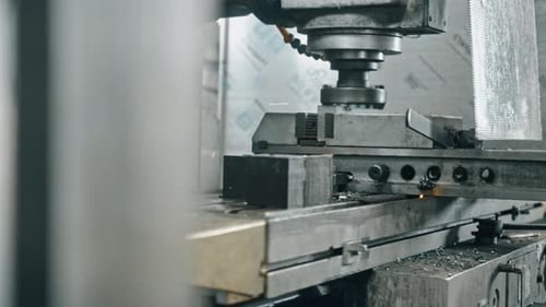 Bloc métallique en cours de gravure par une fraiseuse industrielle en atelier