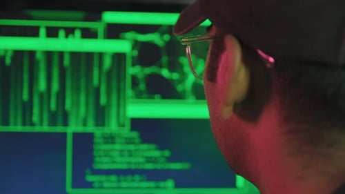 Hacker roubando dinheiro de usuários em contas bancárias