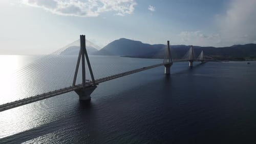 Atemberaubende Drohnenaufnahmen der berühmten Rio-Antirio-Brücke über den Golf von Korinth, Griechenland