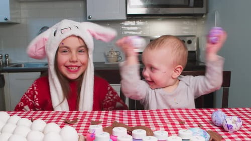 Kinder bereiten sich zu Hause in der Küche auf die Osterferien vor