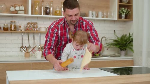 padre e hija divirtiéndose cocinando juntos