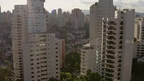 Vue aérienne par drone du paysage urbain d'une grande métropole traversant de grands bâtiments à Sao Paulo c