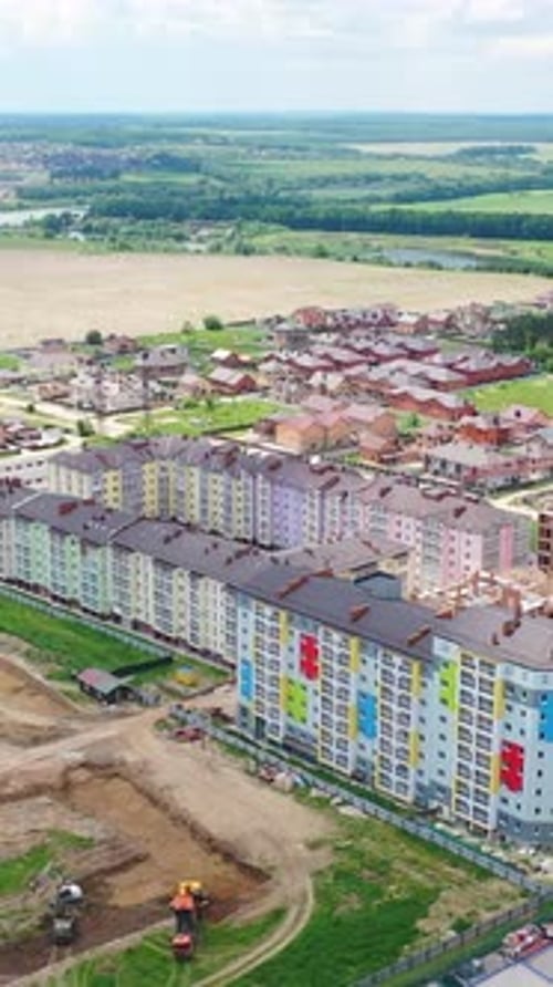 Complejo residencial moderno en el campo. Coloridos edificios de gran altura en una obra de construcción
.