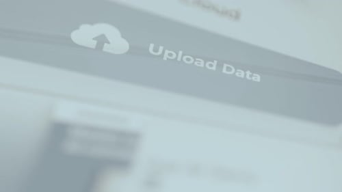 Finger wählt die Benutzeroberflächenoption mit der Bezeichnung Upload Data Cloud Storage Service