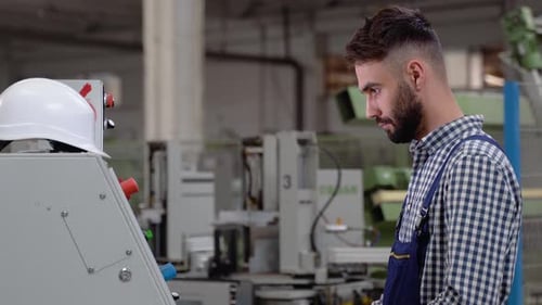 Industrieller Programmierer überprüft den Status der Steuerbox mit dem Computer
