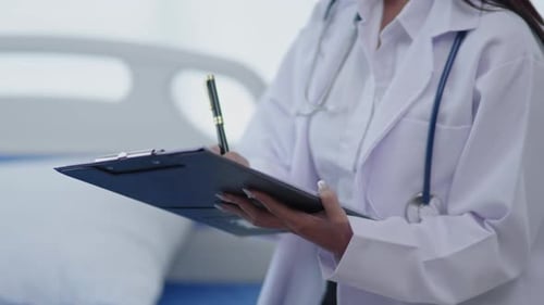 Der Arzt führt ein Interview mit der Anamnese und den Symptomen des Patienten am Patientenbett