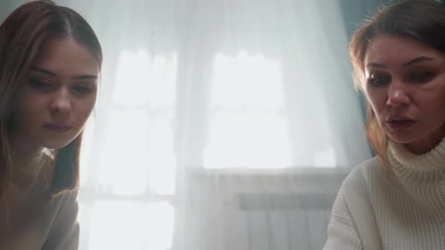 Cours de grammaire à domicile pour adolescents avec un instructeur attentionné avec un enseignant dévoué