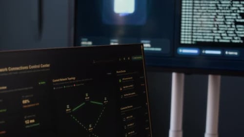 Sistema de monitoreo de ciberseguridad con códigos de programación en pantallas en Office