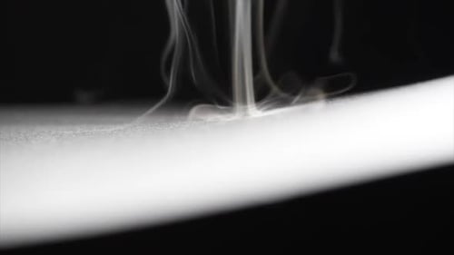 Wisps claquettes sur une surface blanche - un clip vidéo abstrait entièrement naturel
