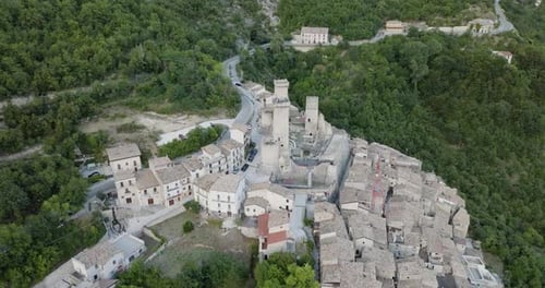 Vista aérea de Castello Caldora, Italia.