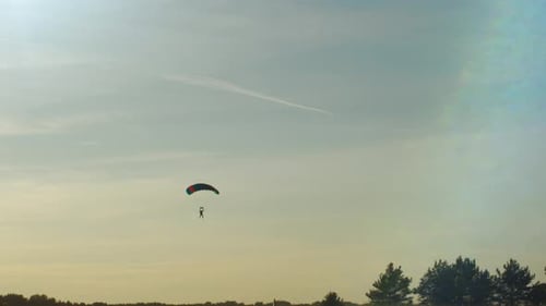 Aufnahme der Landung von Fallschirmspringern im Sonnenuntergangslicht