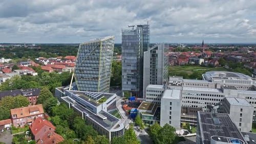 Drohnenaufnahme moderner Architekturgebäude in Münster, Deutschland