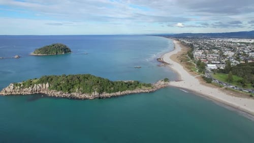 Îles au large de l'île de Moturiki et de Motuotau (île aux lapins) dans la baie de Plenty, en Nouvelle-Zélande.