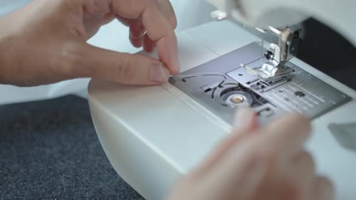 Enhebrar una máquina de coser