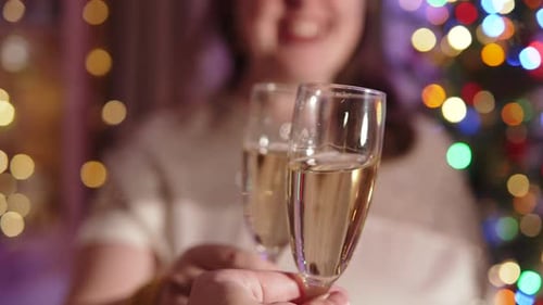 Plan en POV d'un verre s'approchant de Blurry Lady et de Clink dans une pièce décorée