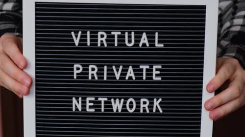 Brieftafel mit weiblicher Hand und Text von VIRTUAL PRIVATE NETWORK VPN Creation Internet