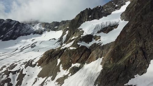 Vue aérienne de l'énorme glacier de Watze dans la chaîne de montagnes du Kaunergrat dans les Alpes tyroliennes à Au