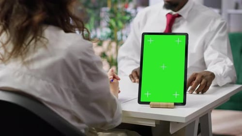 Rencontre entre l'intervieweur et le candidat pour un entretien à côté d'un écran vert